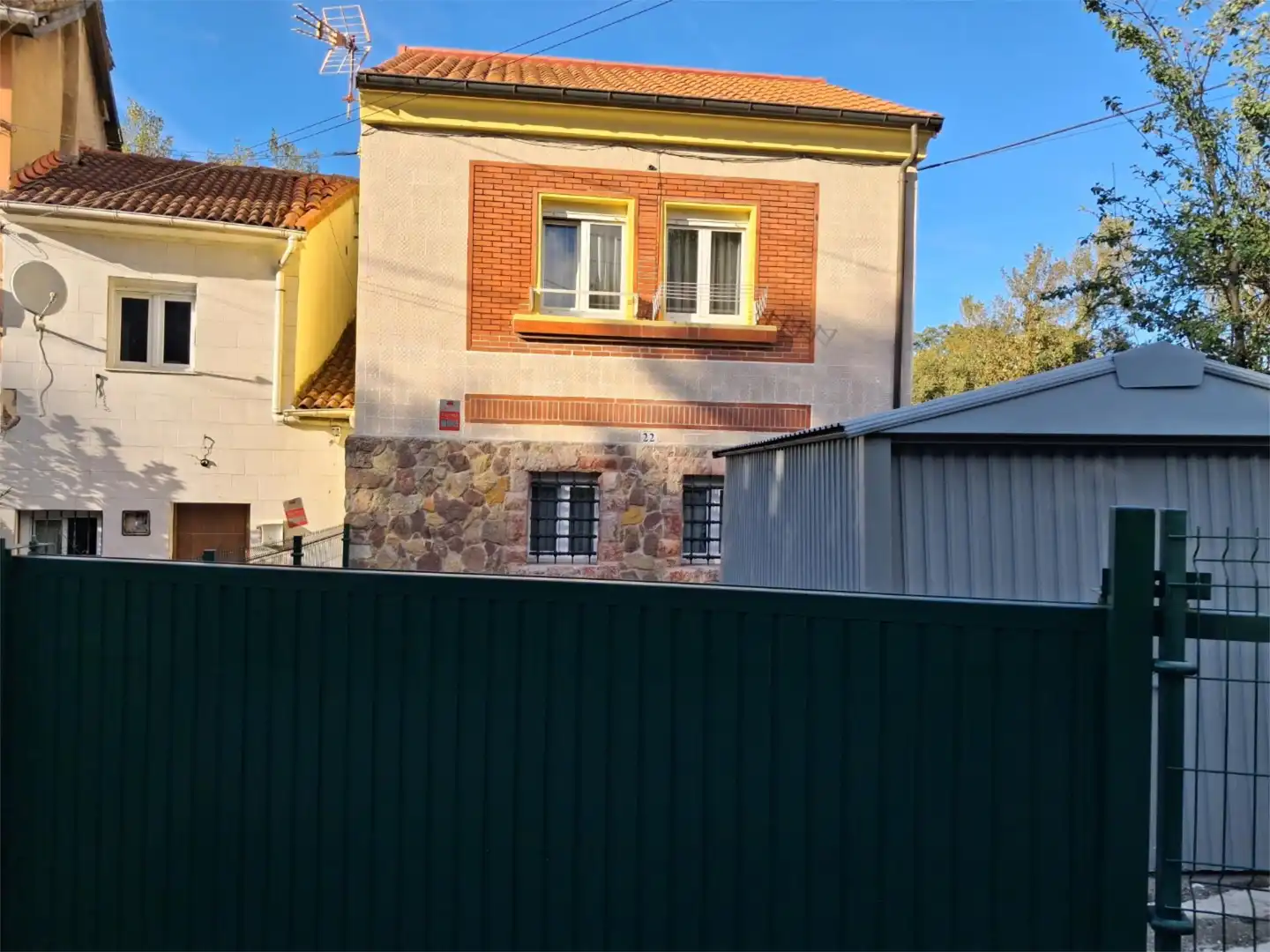 Vista exterior de Casa adosada en venta en Oviedo 