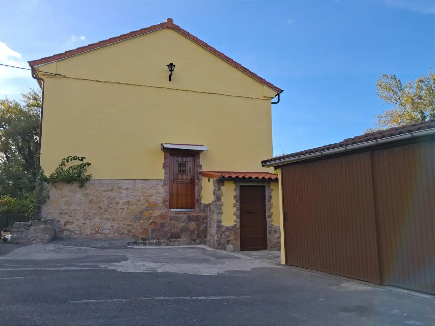 Vista exterior de Casa adosada en venta en Oviedo 