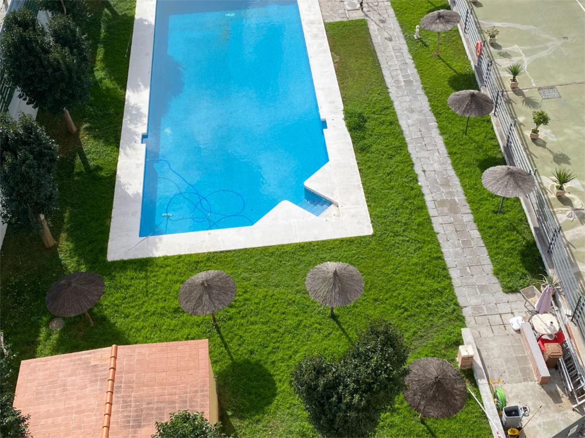 Swimming pool of Flat for sale in  Sevilla Capital  with Air Conditioner, Heating and Terrace