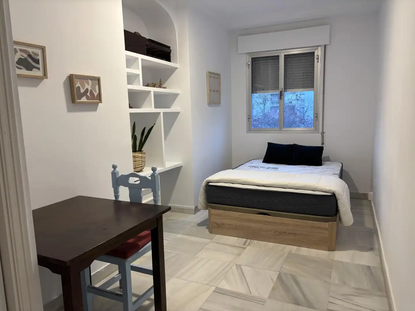 Bedroom of Flat for share in Sevilla  with Air Conditioner, Heating and Furnished