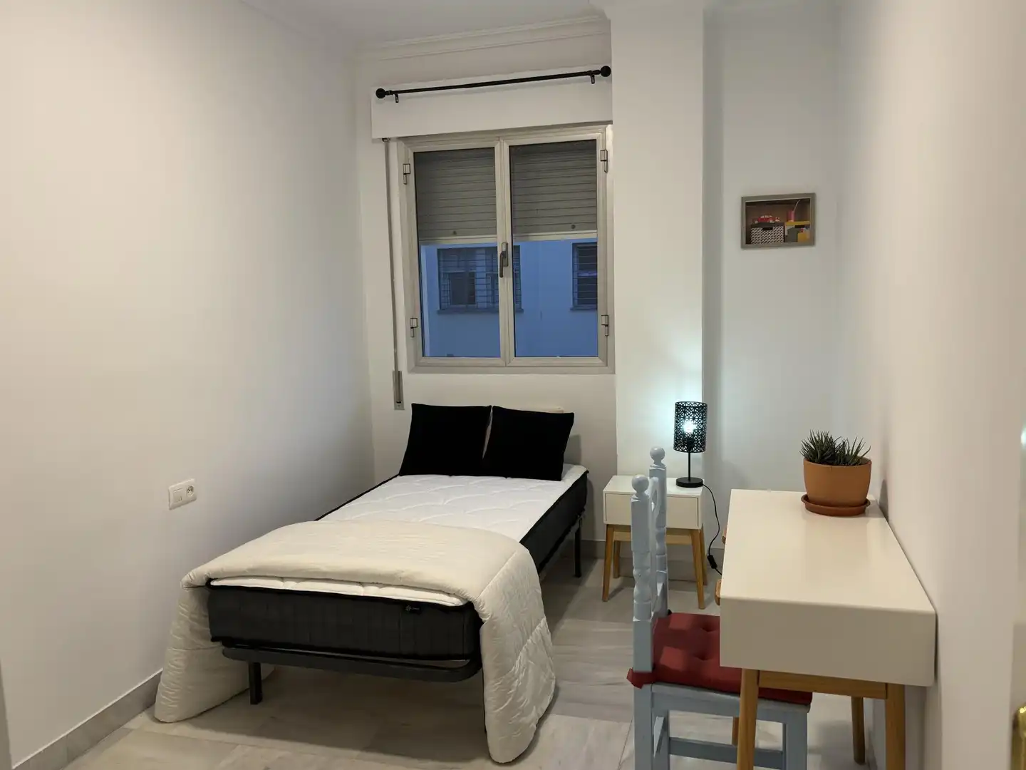 Bedroom of Flat for share in Sevilla  with Air Conditioner, Heating and Furnished
