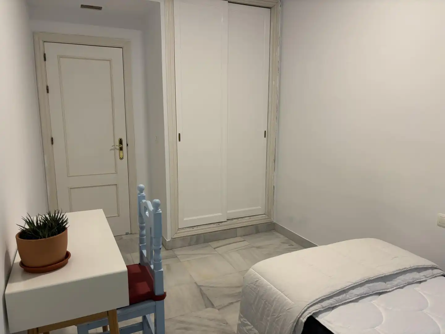 Bedroom of Flat for share in Sevilla  with Air Conditioner, Heating and Furnished