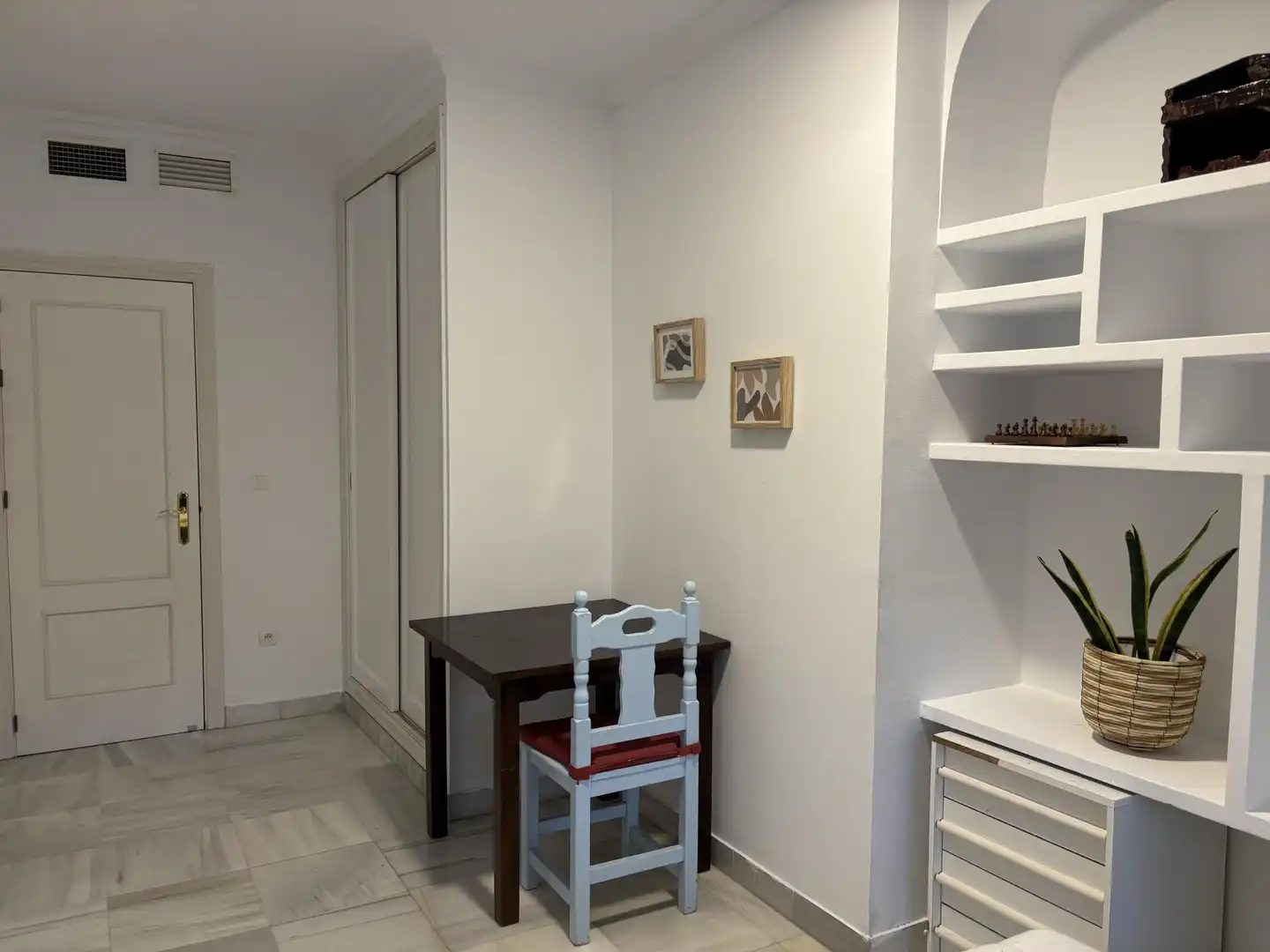 Bedroom of Flat for share in Sevilla  with Air Conditioner, Heating and Furnished