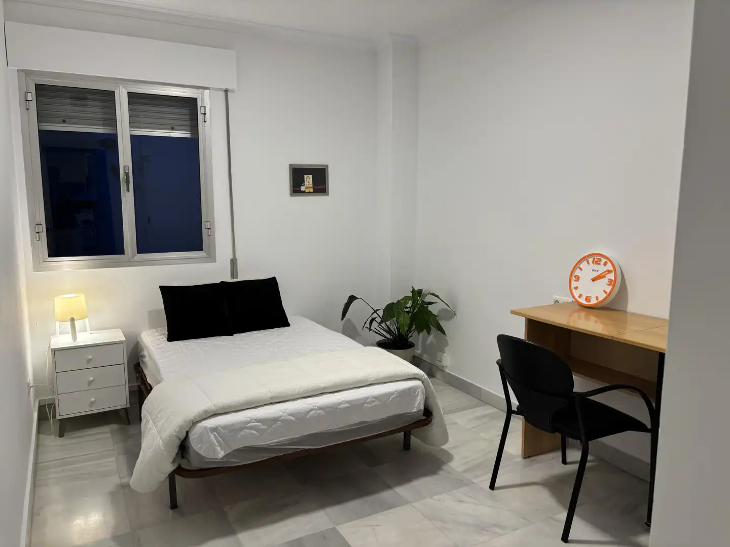 Bedroom of Flat for share in Sevilla  with Air Conditioner, Heating and Furnished