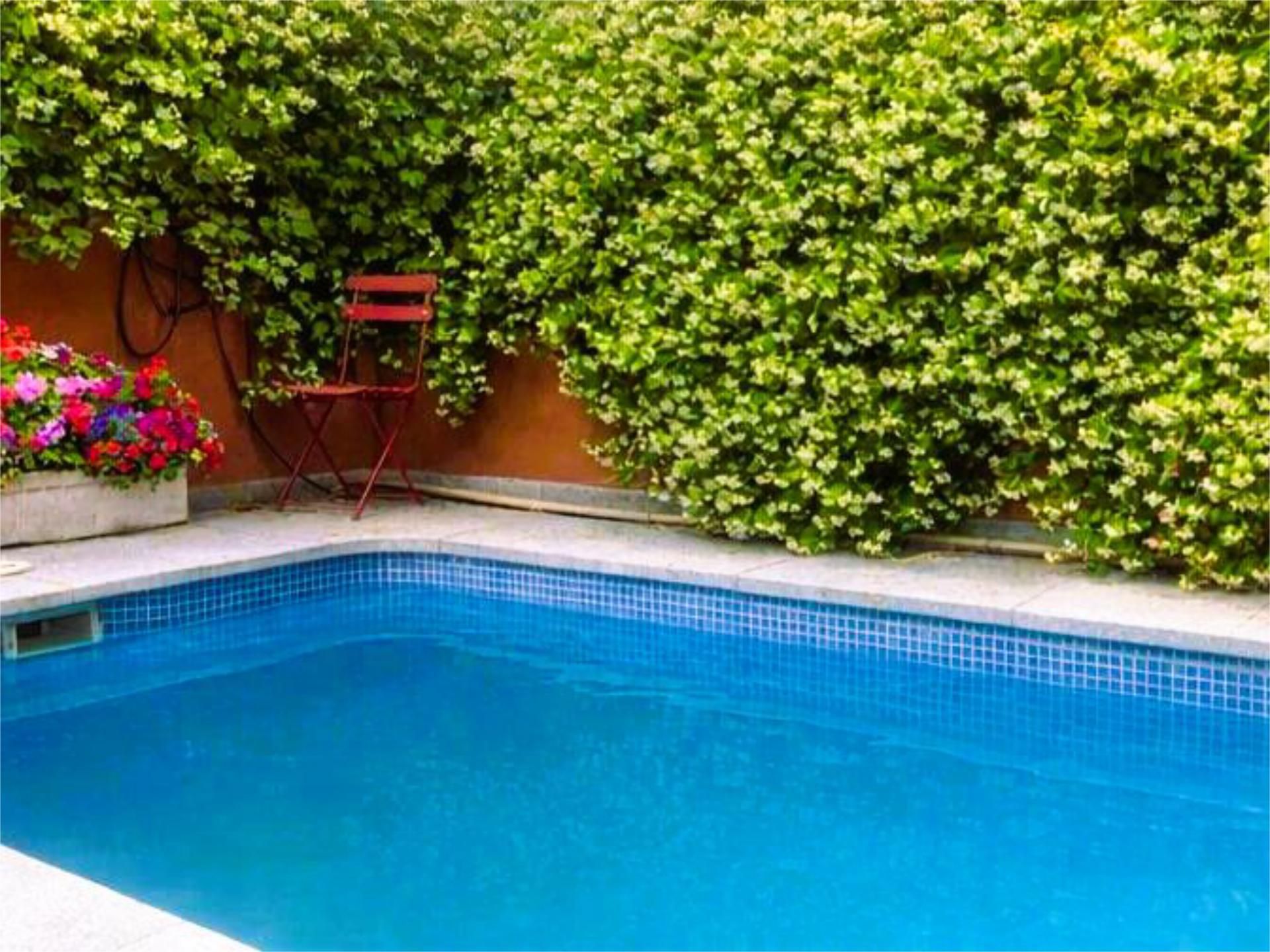 Piscina de Casa adosada de lloguer en  Madrid Capital amb Aire condicionat, Calefacció i Jardí privat