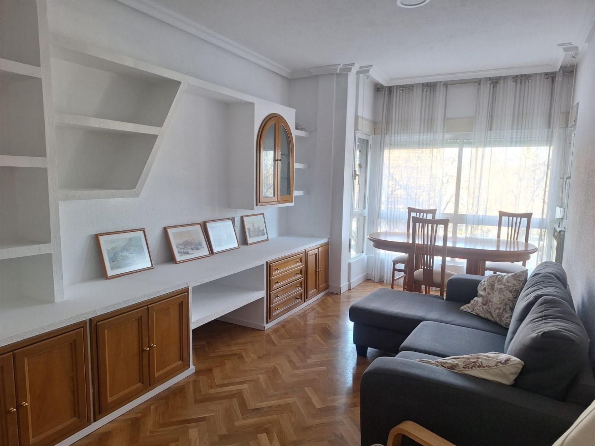 Living room of Flat to rent in  Madrid Capital  with Heating, Parquet flooring and Furnished
