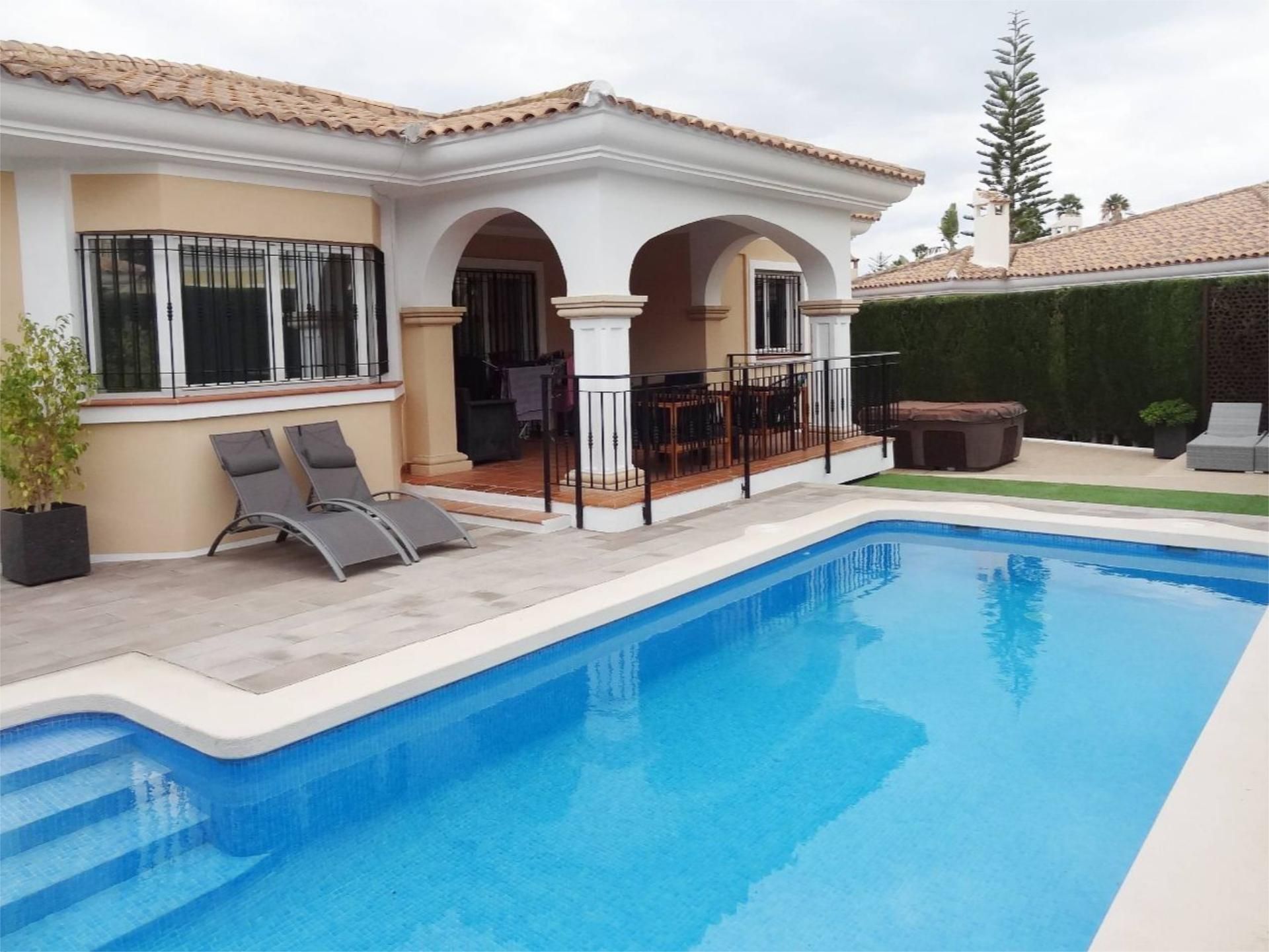 Swimming pool of House or chalet for sale in Mutxamel  with Air Conditioner, Heating and Private garden