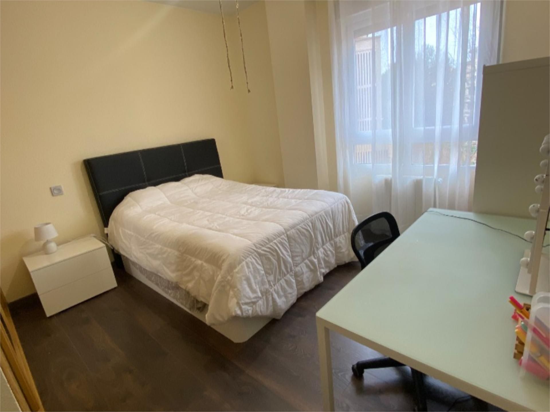Bedroom of Flat to share in  Albacete Capital  with Heating, Parquet flooring and Furnished