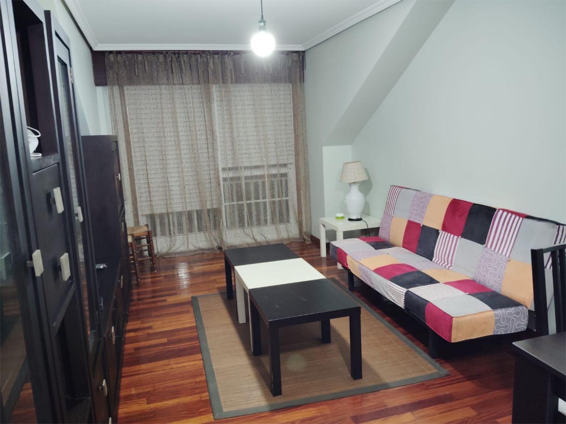 Living room of Attic to share in Pontevedra Capital   with Heating, Parquet flooring and Storage room