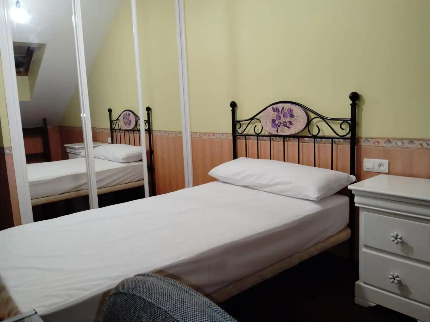 Zimmer in Rúa Luis Otero, 2, O Burgo - Campus Universitario Schlafzimmer von Dachboden zur untervermieten in Pontevedra Capital mit Heizung, Parkett und Abstellraum