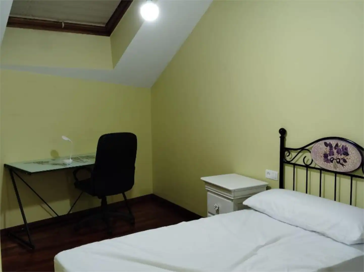 Zimmer in Rúa Luis Otero, 2, O Burgo - Campus Universitario Schlafzimmer von Dachboden zur untervermieten in Pontevedra Capital mit Heizung, Parkett und Abstellraum