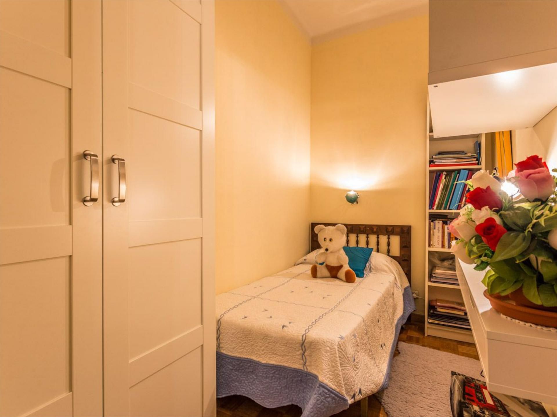 Dormitori de Pis per a compartir en  Madrid Capital amb Calefacció, Parquet i Moblat