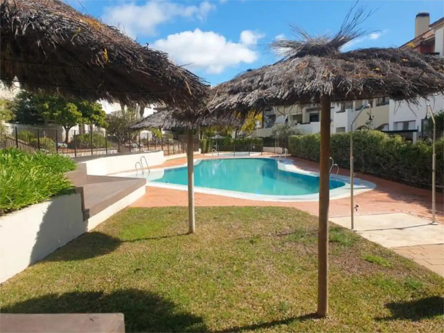 Wohnung zum Verkauf in Las Pajanosas Schwimmbecken von Wohnung zum Verkauf in Guillena mit Heizung, Privatgarten und Terrasse