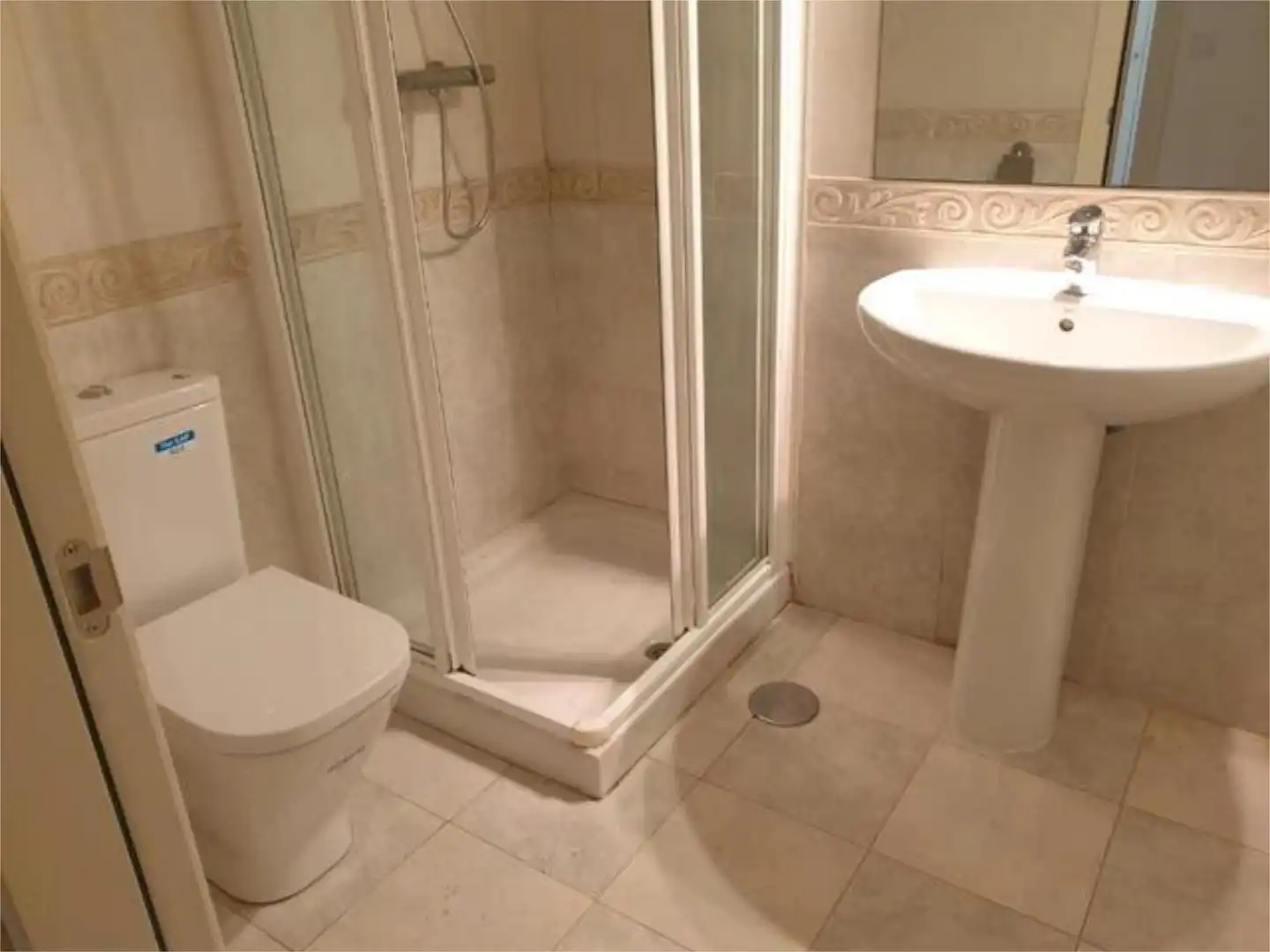 Wohnung zum Verkauf in Las Pajanosas Badezimmer von Wohnung zum Verkauf in Guillena mit Heizung, Privatgarten und Terrasse