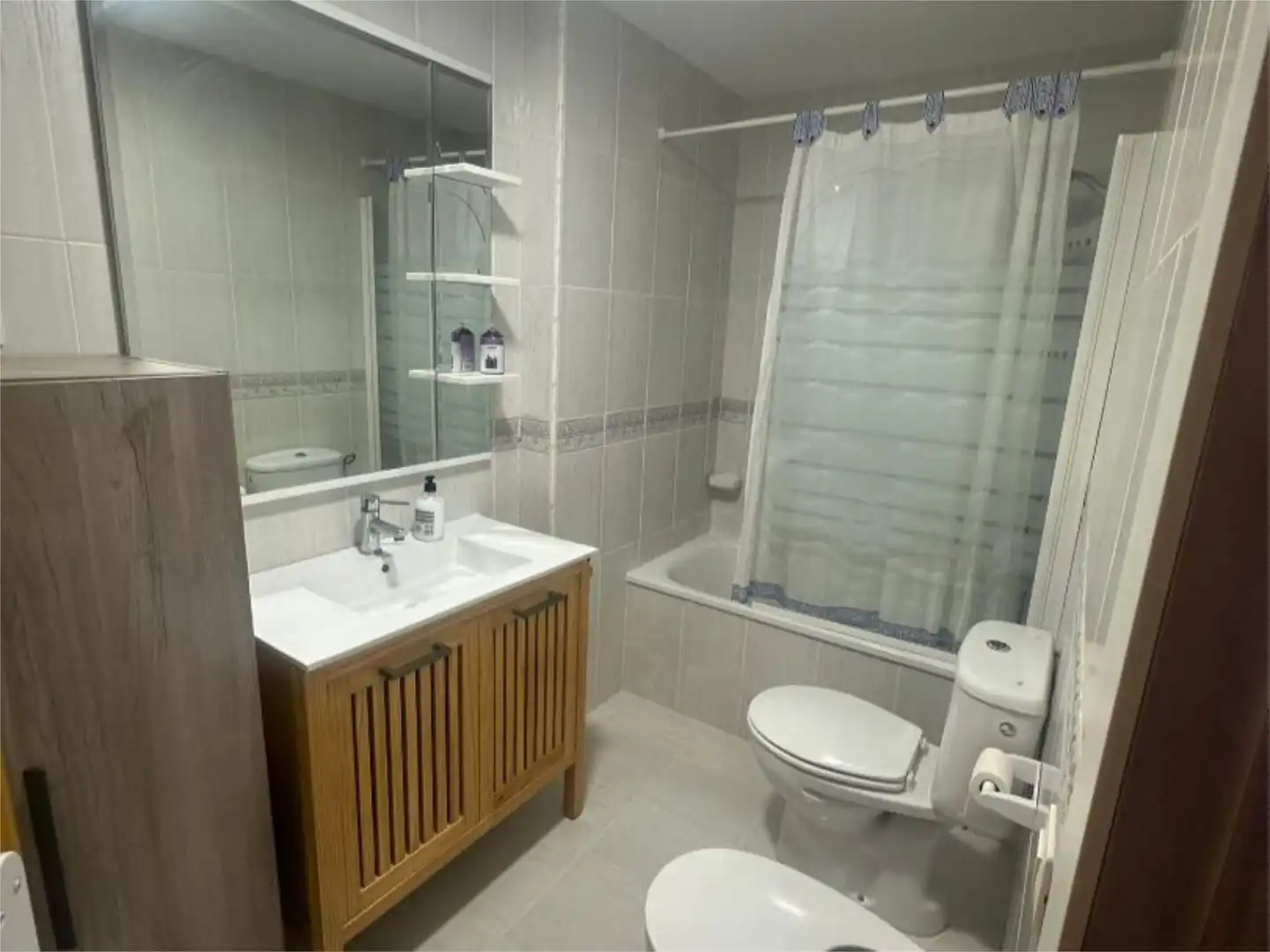 Bany de Apartament de lloguer en Oropesa del Mar / Orpesa amb Aire condicionat, Calefacció i Piscina
