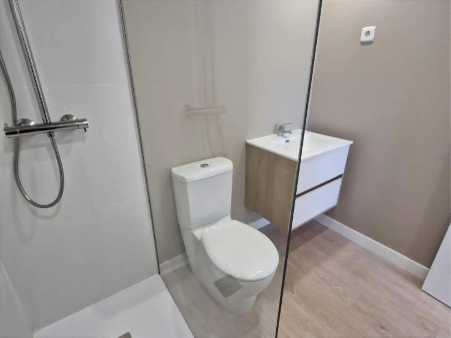 Flat for sale in Calle de la Maquinilla, 10, Palomeras Sureste Bathroom of Flat for sale in Madrid with Air Conditioner, Heating and Private garden