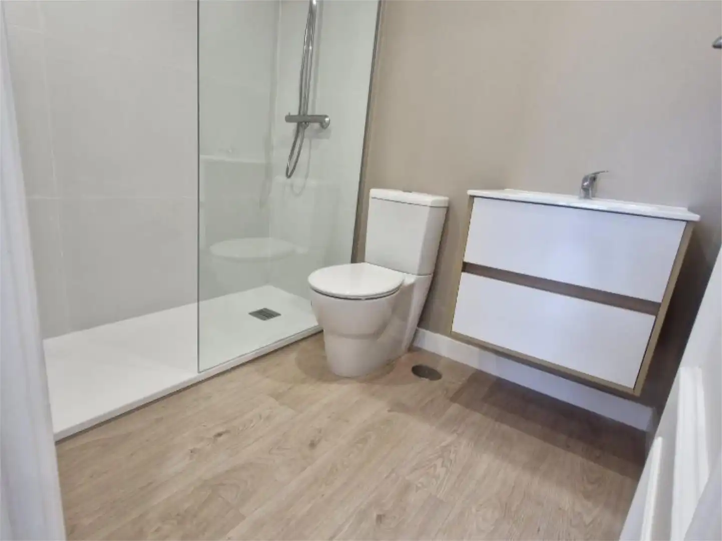 Flat for sale in Calle de la Maquinilla, 10, Palomeras Sureste Bathroom of Flat for sale in Madrid with Air Conditioner, Heating and Private garden