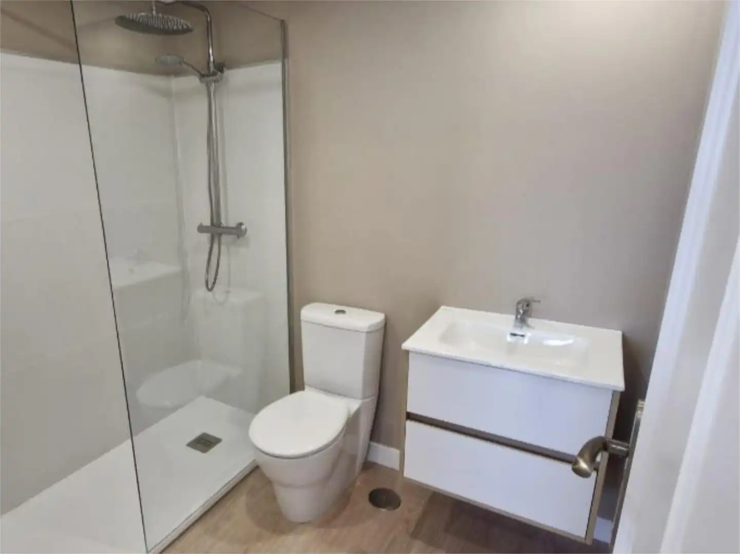 Flat for sale in Calle de la Maquinilla, 10, Palomeras Sureste Bathroom of Flat for sale in Madrid with Air Conditioner, Heating and Private garden