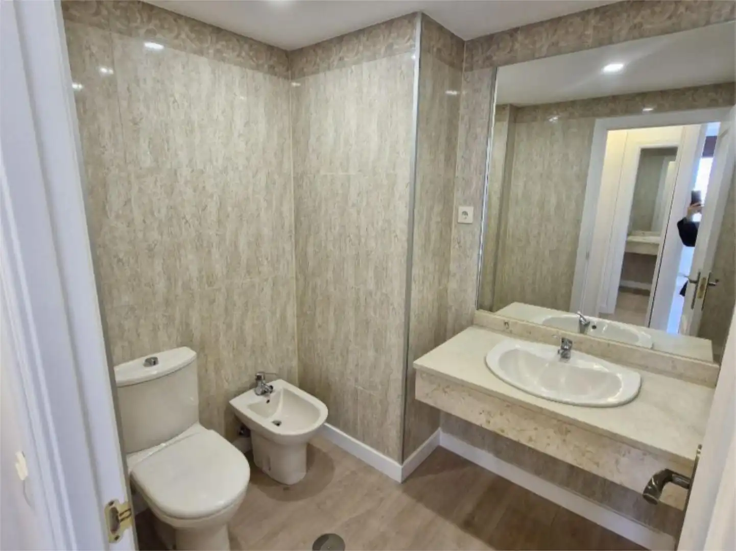 Flat for sale in Calle de la Maquinilla, 10, Palomeras Sureste Bathroom of Flat for sale in Madrid with Air Conditioner, Heating and Private garden