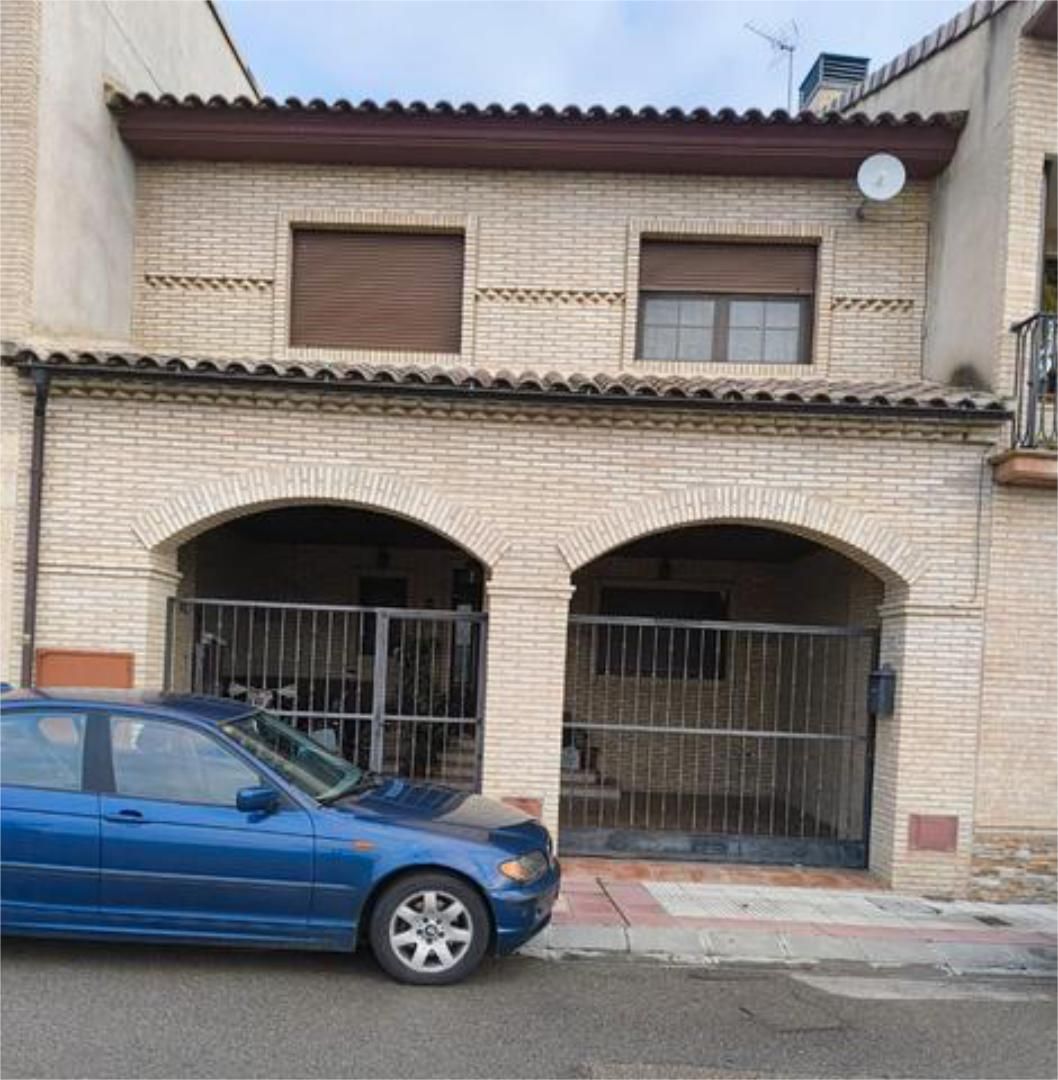 Vista exterior de Casa adosada en venda en Alfajarín amb Calefacció, Jardí privat i Terrassa