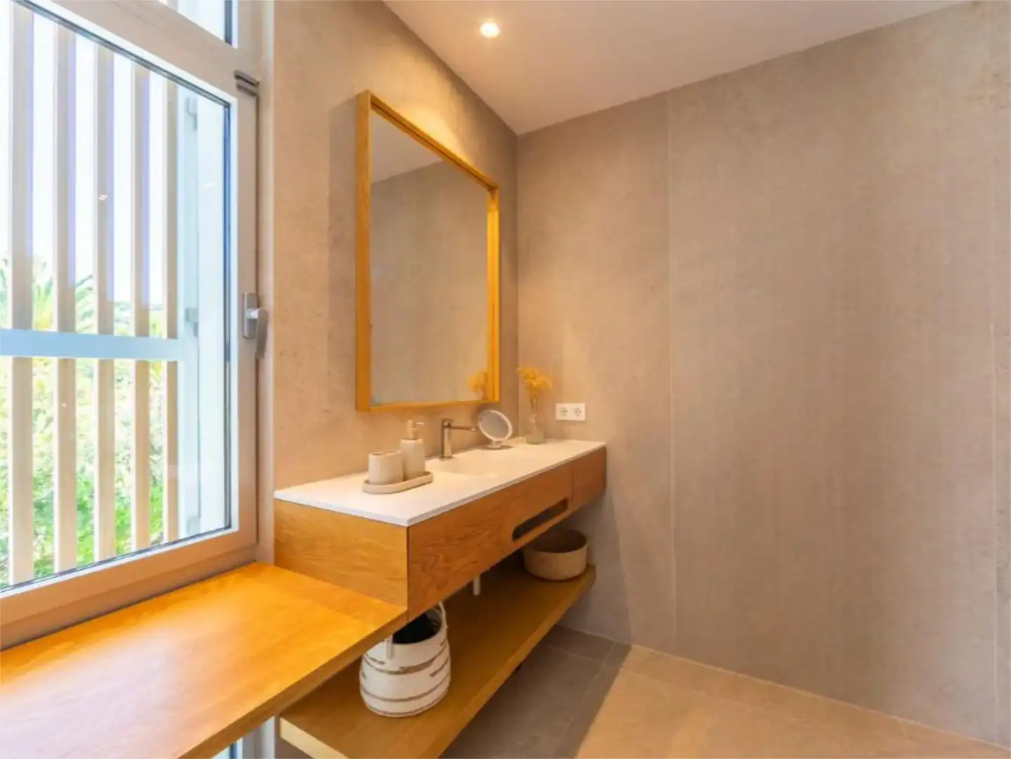 Houses for sale in Urbanización Atlanterra J, 3, Alemanes Bathroom of Houses for sale in Zahara de los Atunes with Air Conditioner, Terrace and Swimming Pool