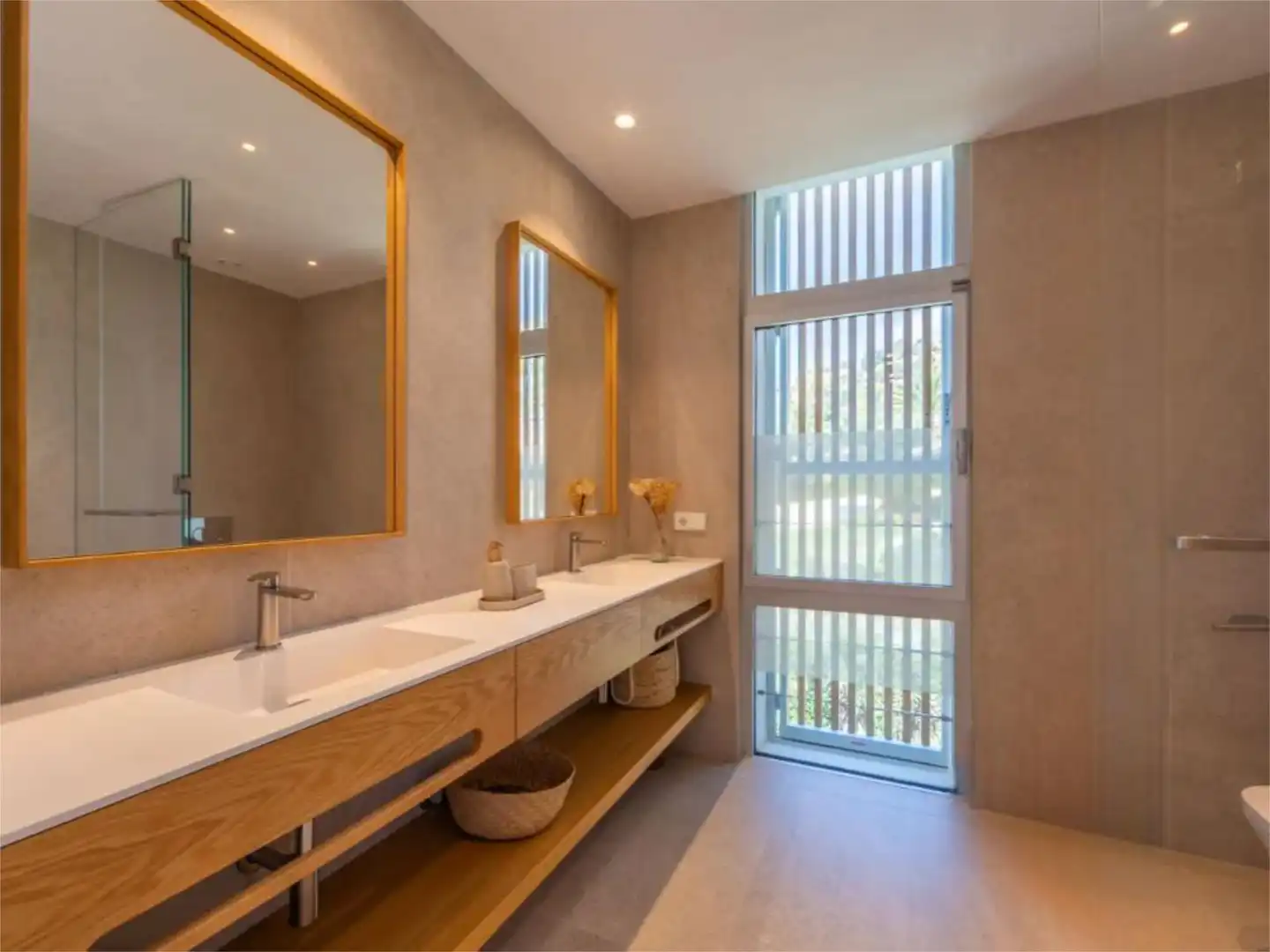 Houses for sale in Urbanización Atlanterra J, 3, Alemanes Bathroom of Houses for sale in Zahara de los Atunes with Air Conditioner, Terrace and Swimming Pool