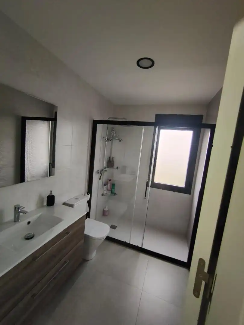 Casa o chalet en venta en Calle Siervas de Maria, 16, Valdepeñas Baño de Casa o chalet en venta en Valdepeñas con Aire acondicionado, Terraza y Piscina