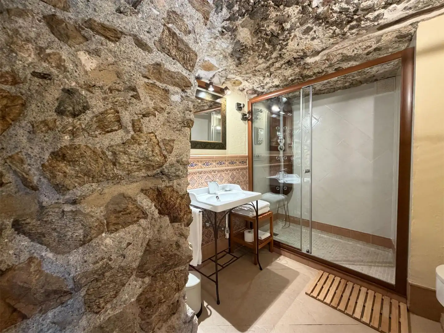 Bathroom of Detached homes for sale in Buitrago del Lozoya  with Air Conditioner, Heating and Terrace