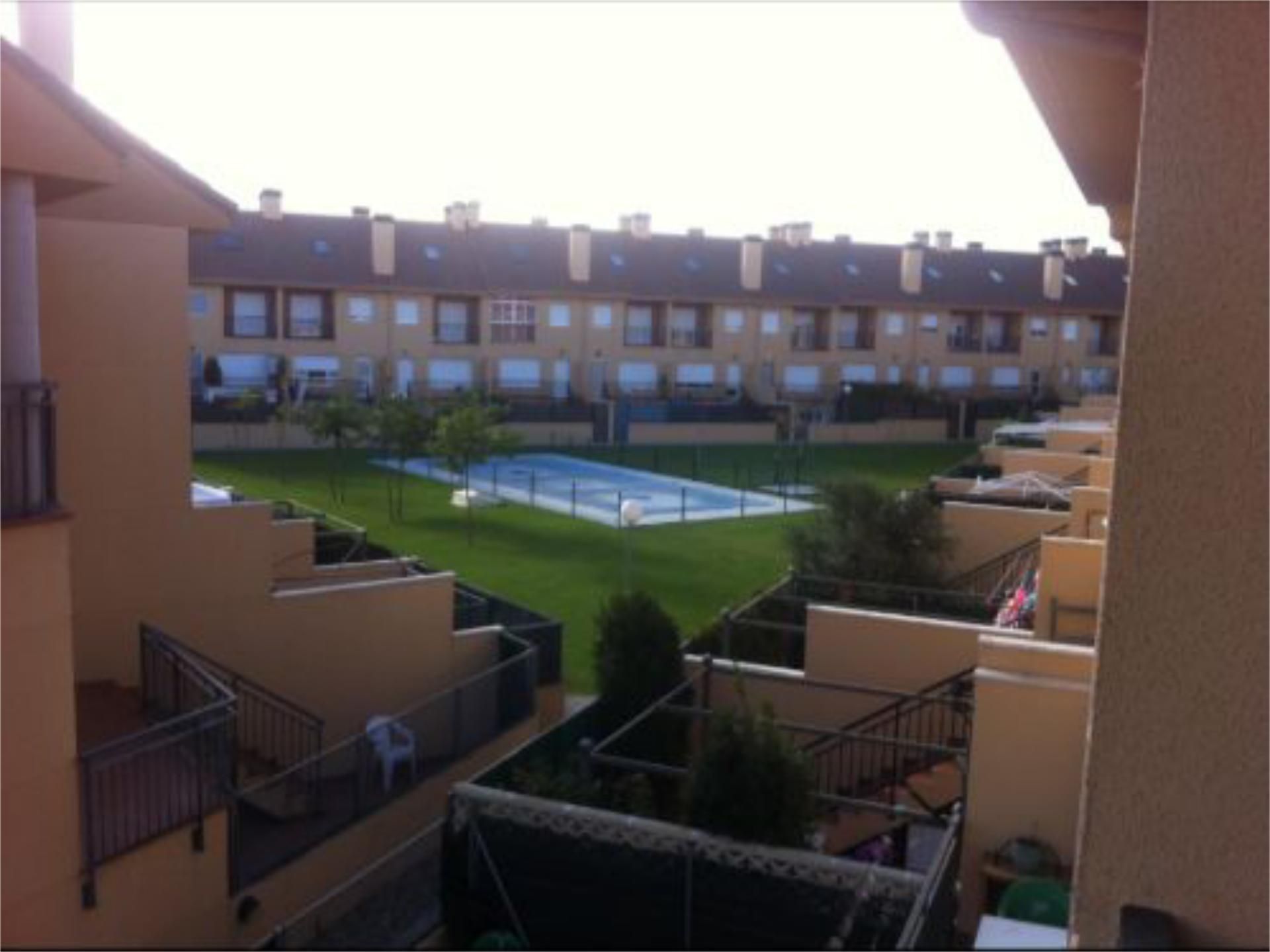 Piscina de Pis en venda en Monfarracinos amb Jardí privat, Parquet i Terrassa