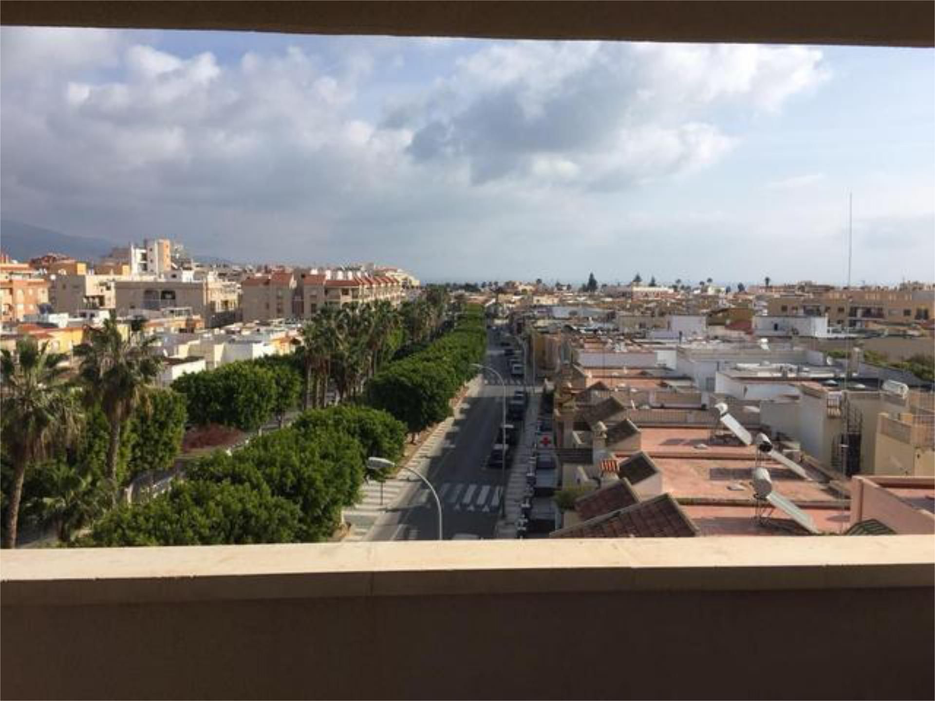 Vista exterior de Pis en venda en Roquetas de Mar