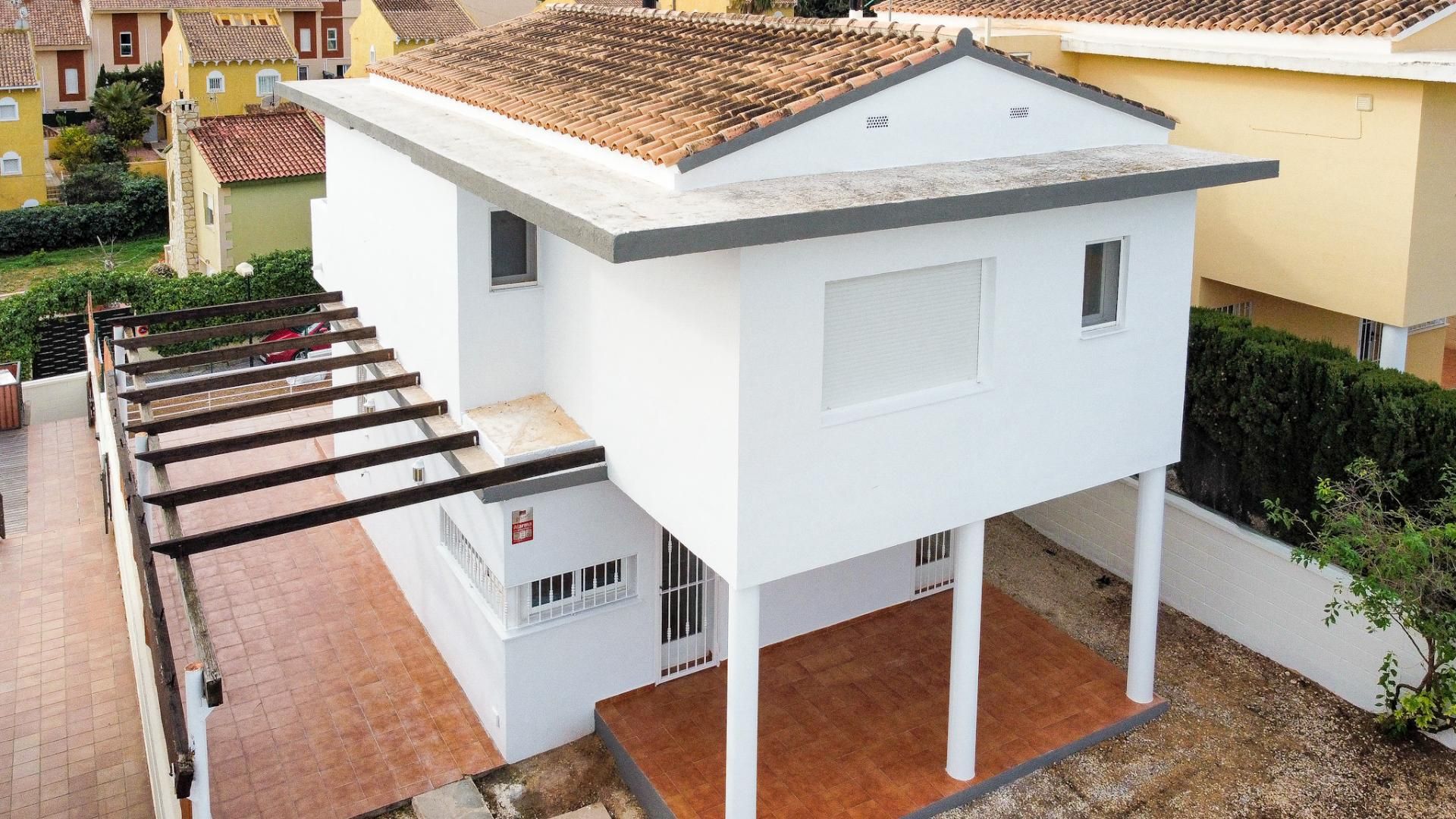 Vista exterior de Casa o xalet en venda en La Nucia amb Terrassa i Balcó