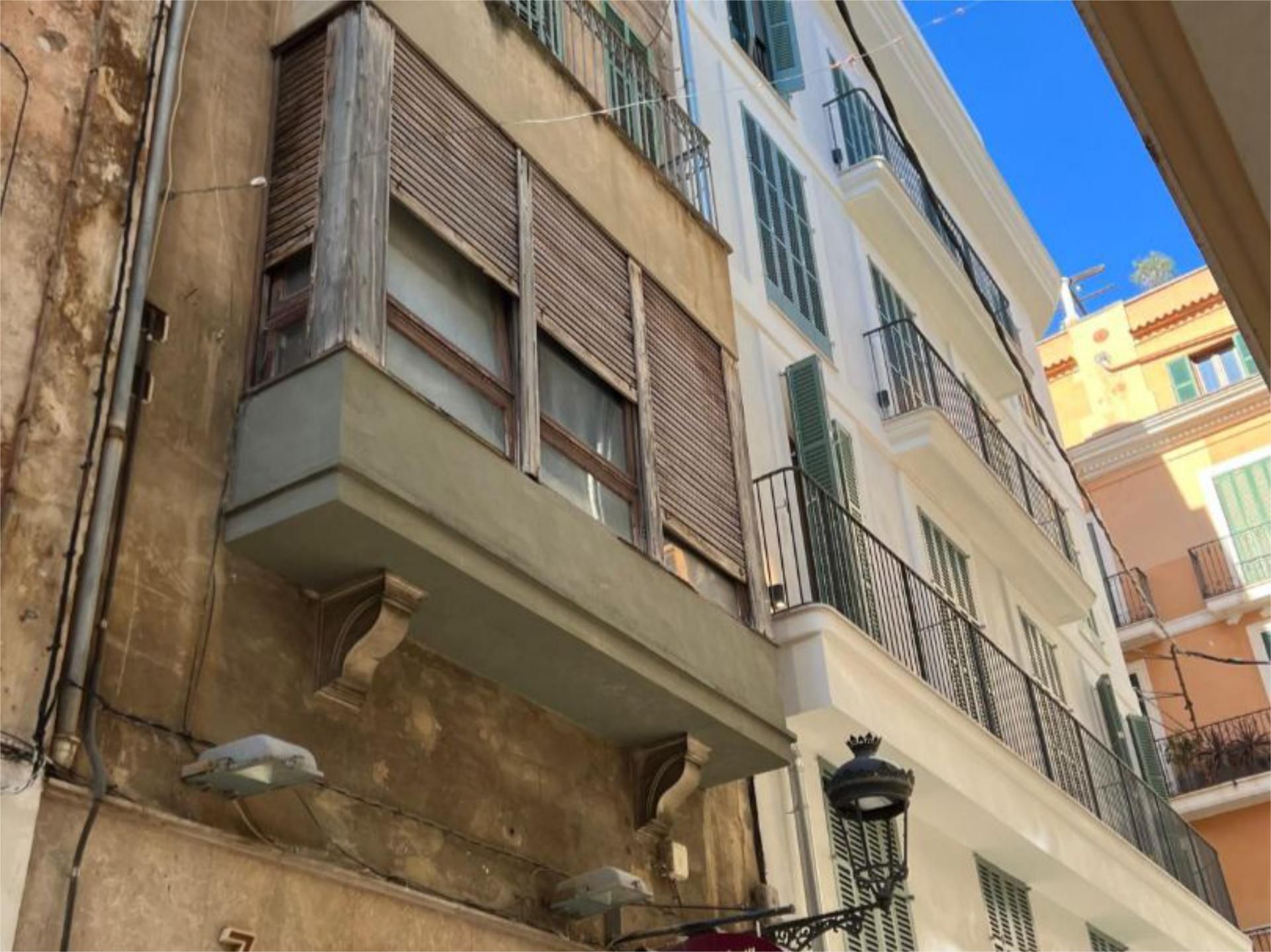 Casa adosada en venda a Carrer de la Pescateria Vella, 5, Cort Vista exterior de Casa adosada en venda en Palma de Mallorca amb Terrassa i Balcó