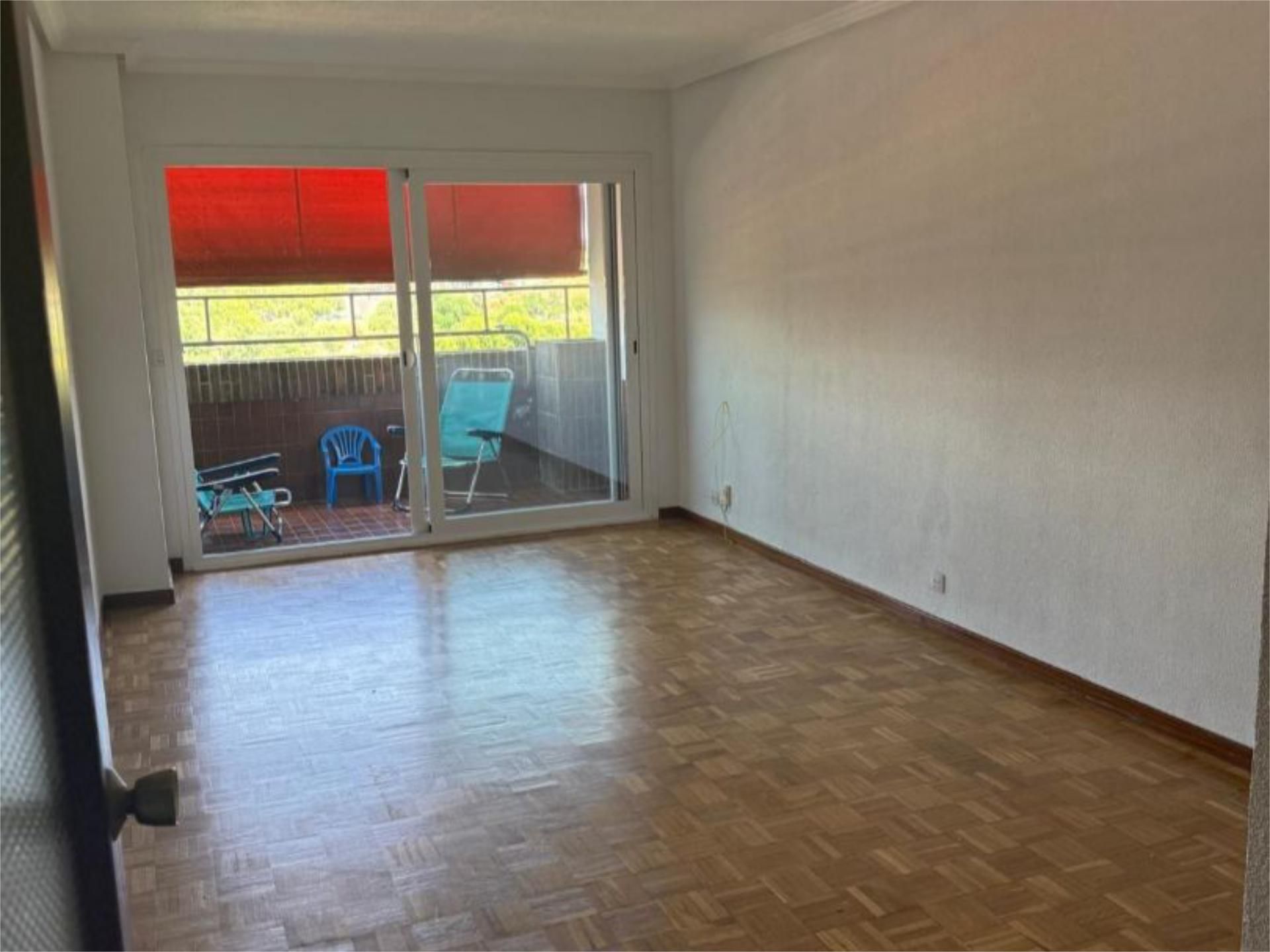 Piso en venta en Calle del Camino de los Vinateros, 53, Media Legua Sala de estar de Piso en venta en Madrid Capital con Calefacción, Jardín privado y Parquet
