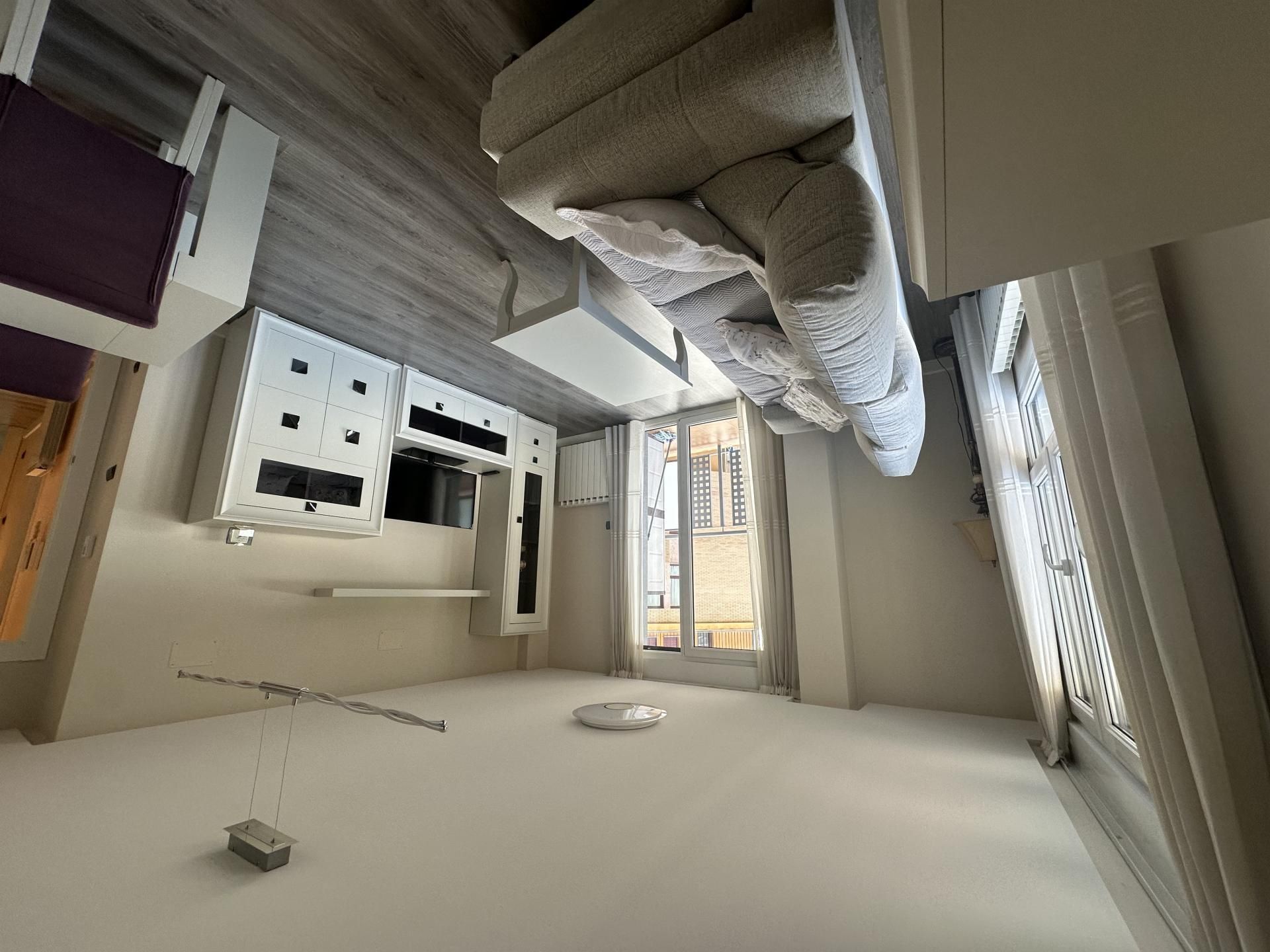 Dormitori de Pis de lloguer en León Capital  amb Calefacció, Parquet i Terrassa