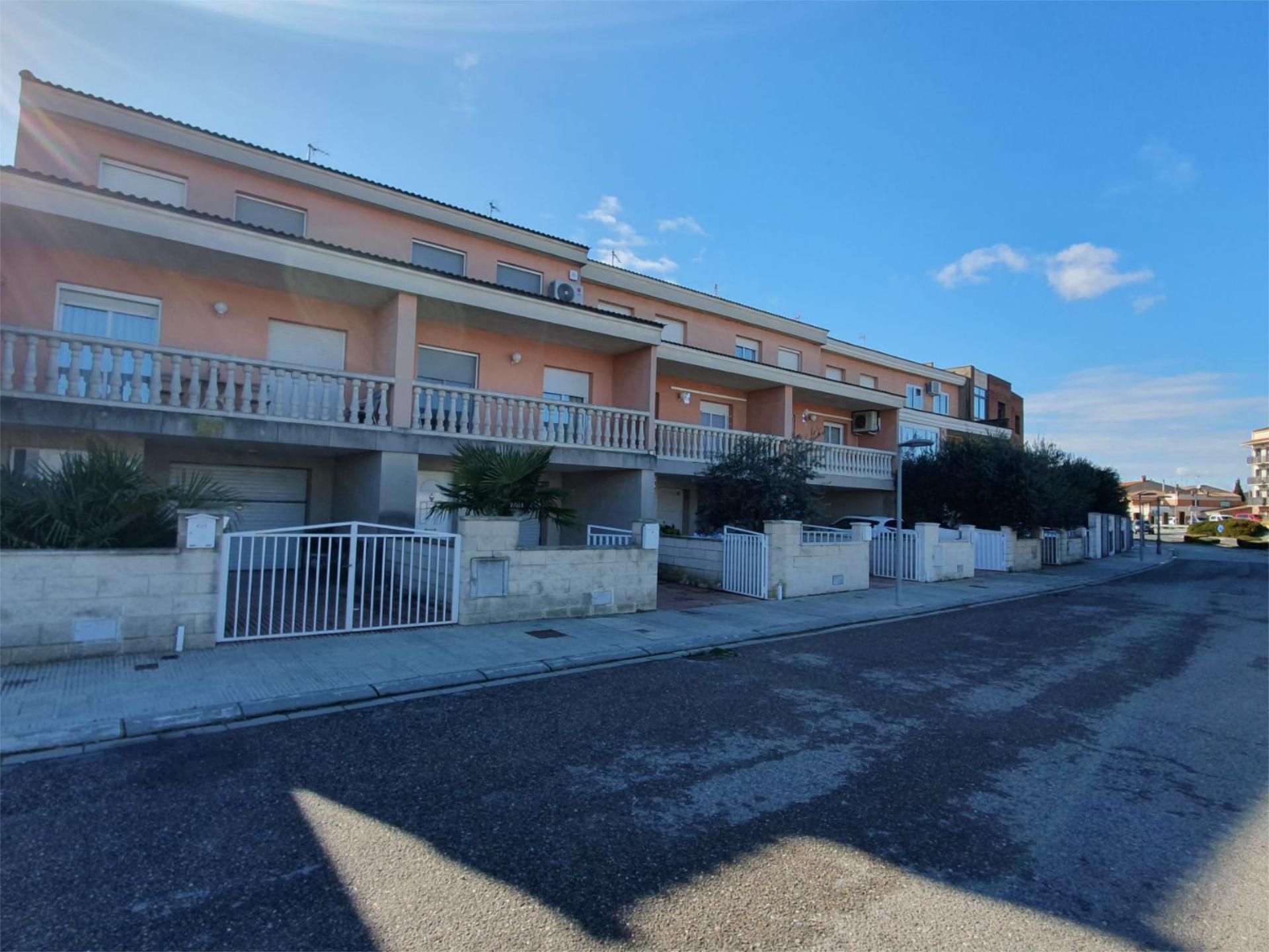 Exterior view of Single-family semi-detached for sale in Bell-lloc d'Urgell  with Air Conditioner, Heating and Private garden