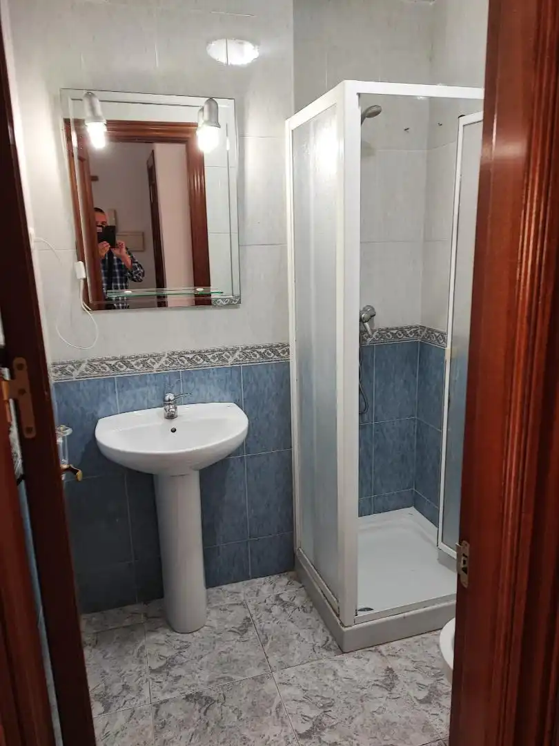 Apartamento de alquiler en Calle Garcerán, 26, Parque Ayala - Jardín de la Abadía - Huelín Baño de Apartamento de alquiler en Málaga con Amueblado, Lavadora y Microondas