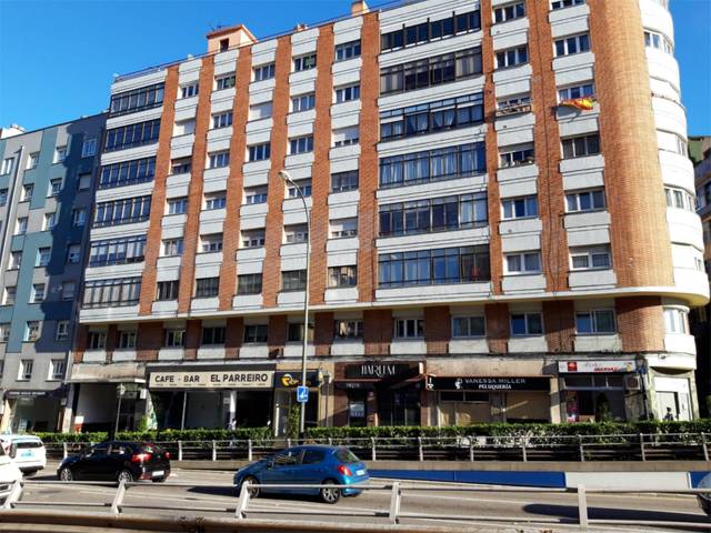 Local comercial en Alquiler en Avenida de Santander, 10 en Salesas - Foncalada - Campoamor