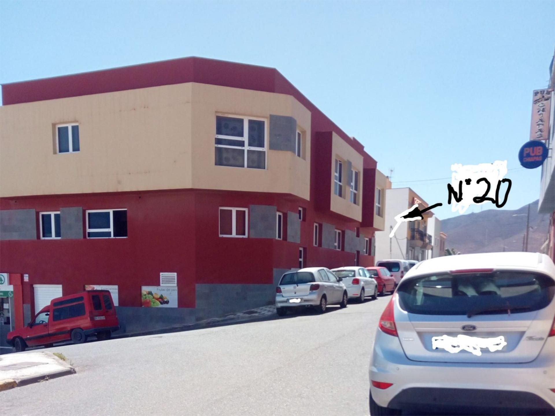 Außenansicht von Einfamilien-Reihenhaus zum Verkauf in Agüimes mit Terrasse