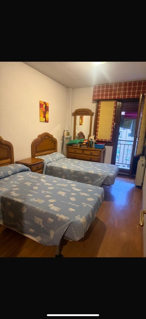 Dormitori de Pis per a compartir en Cangas del Narcea amb Calefacció, Parquet i Terrassa