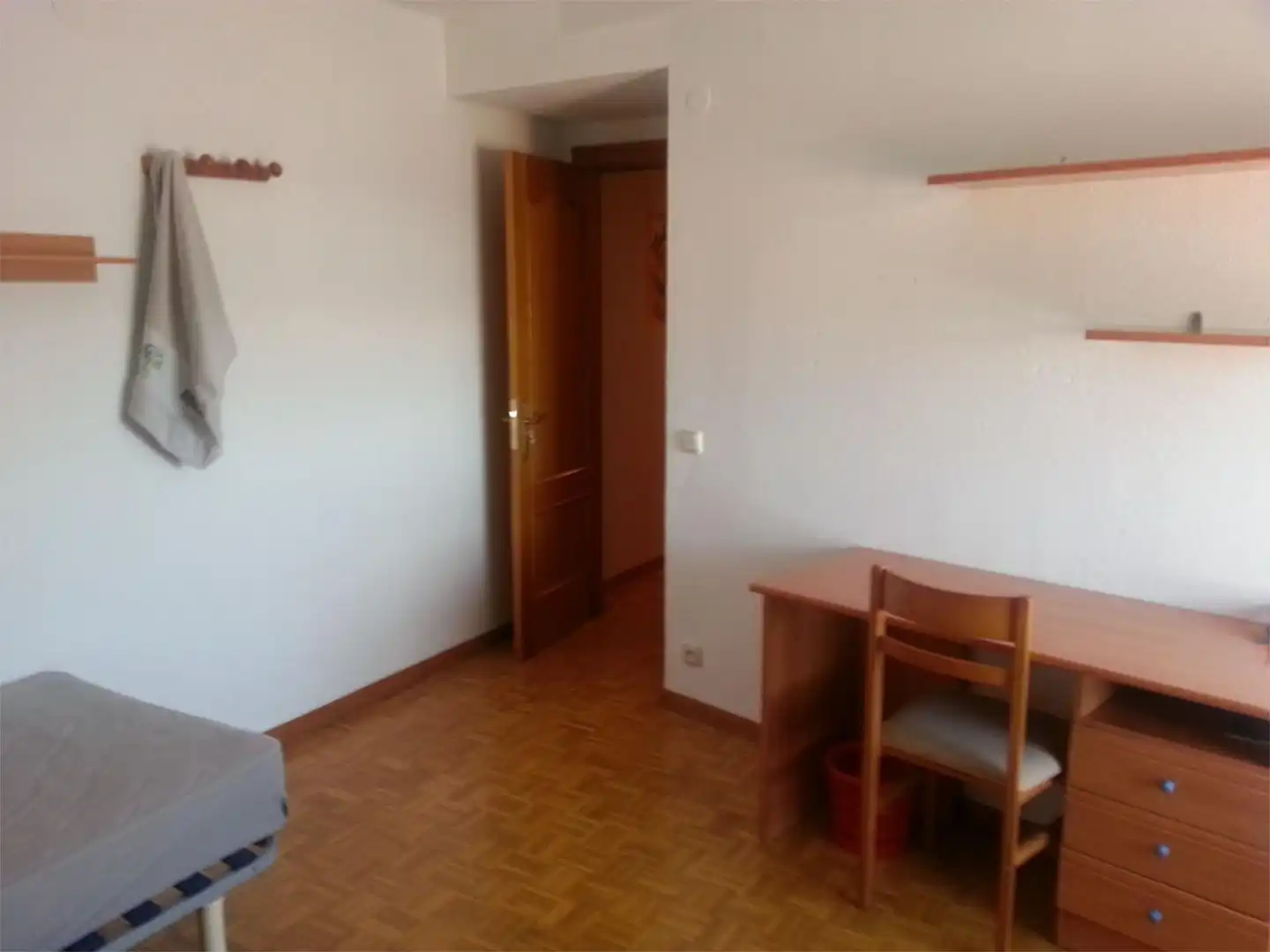 Room in Avenida de Mariano Andrés, 18, Las Ventas Bedroom of Flat for share in León Capital with Heating, Parquet flooring and Furnished