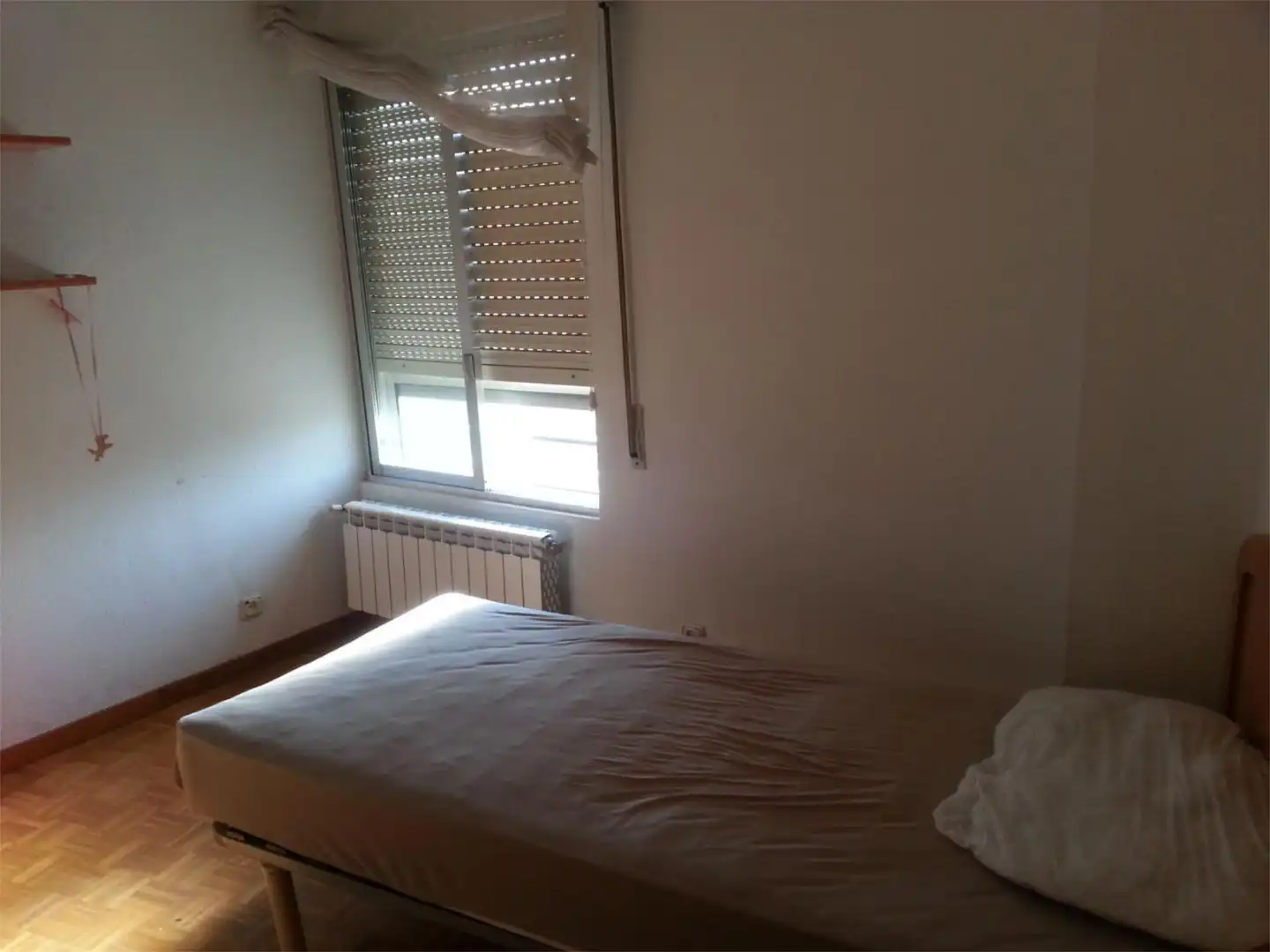 Room in Avenida de Mariano Andrés, 18, Las Ventas Bedroom of Flat for share in León Capital with Heating, Parquet flooring and Furnished