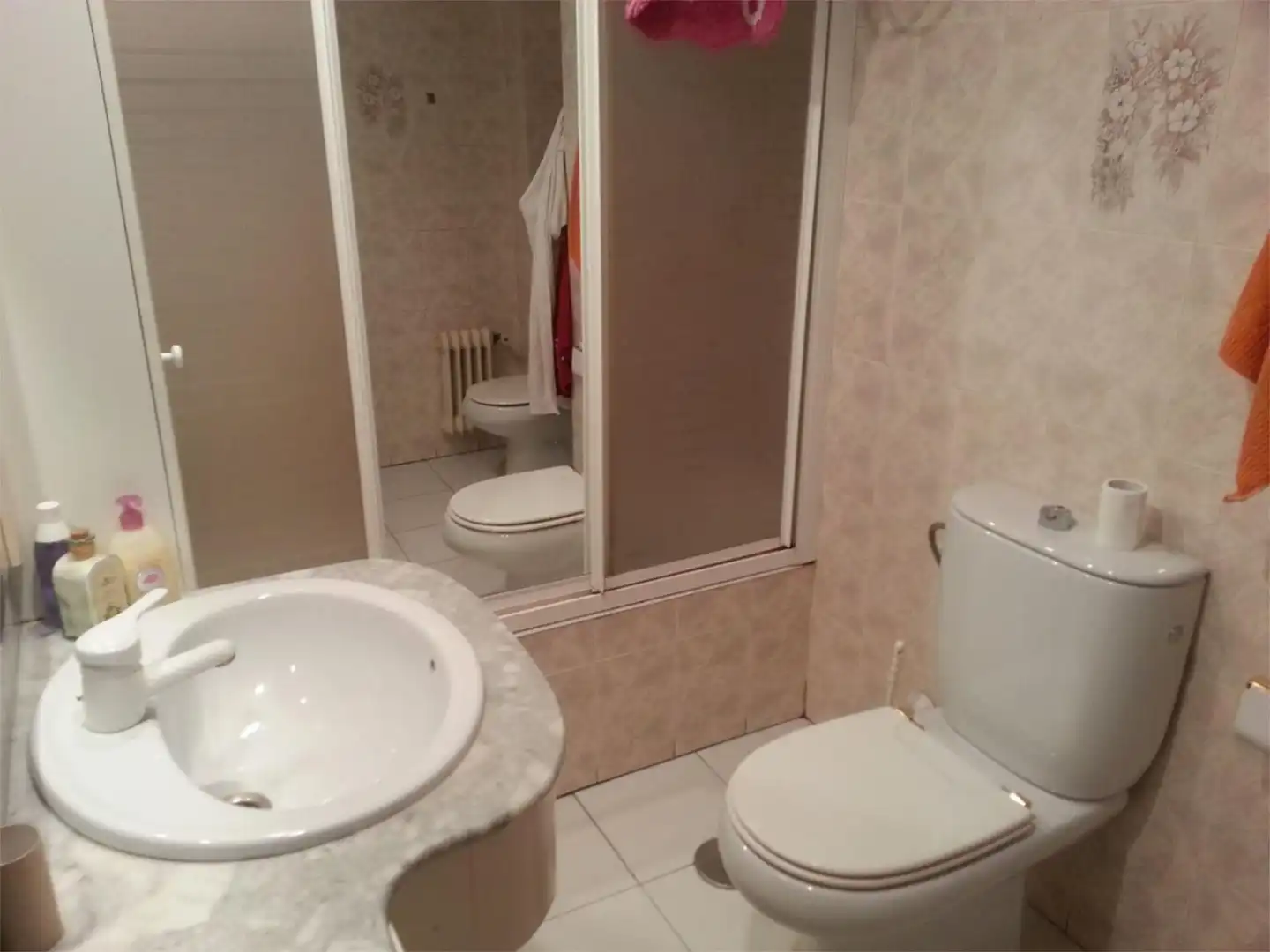 Room in Avenida de Mariano Andrés, 18, Las Ventas Bathroom of Flat for share in León Capital with Heating, Parquet flooring and Furnished