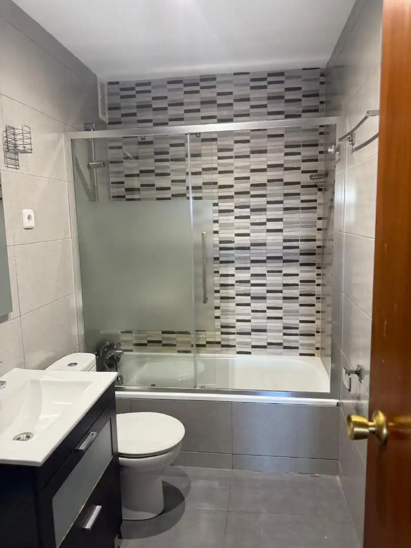 Wohnung zum Verkauf in Calle del Camino de los Vinateros, 53, Media Legua Badezimmer von Wohnung zum Verkauf in Madrid mit Heizung, Parkett und Abstellraum