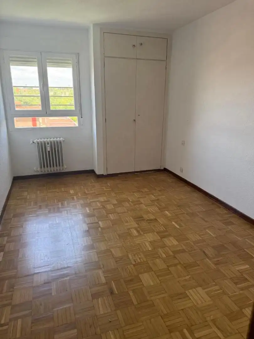 Wohnung zum Verkauf in Calle del Camino de los Vinateros, 53, Media Legua Schlafzimmer von Wohnung zum Verkauf in Madrid mit Heizung, Parkett und Abstellraum