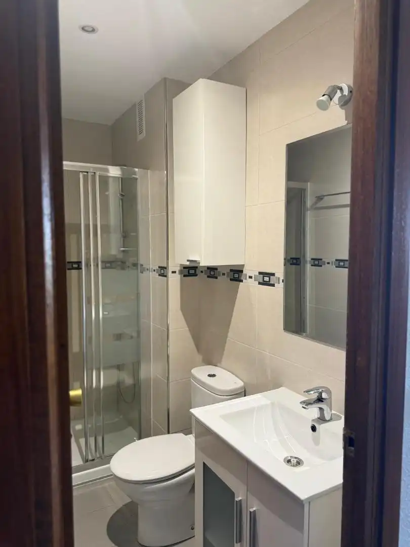 Wohnung zum Verkauf in Calle del Camino de los Vinateros, 53, Media Legua Badezimmer von Wohnung zum Verkauf in Madrid mit Heizung, Parkett und Abstellraum