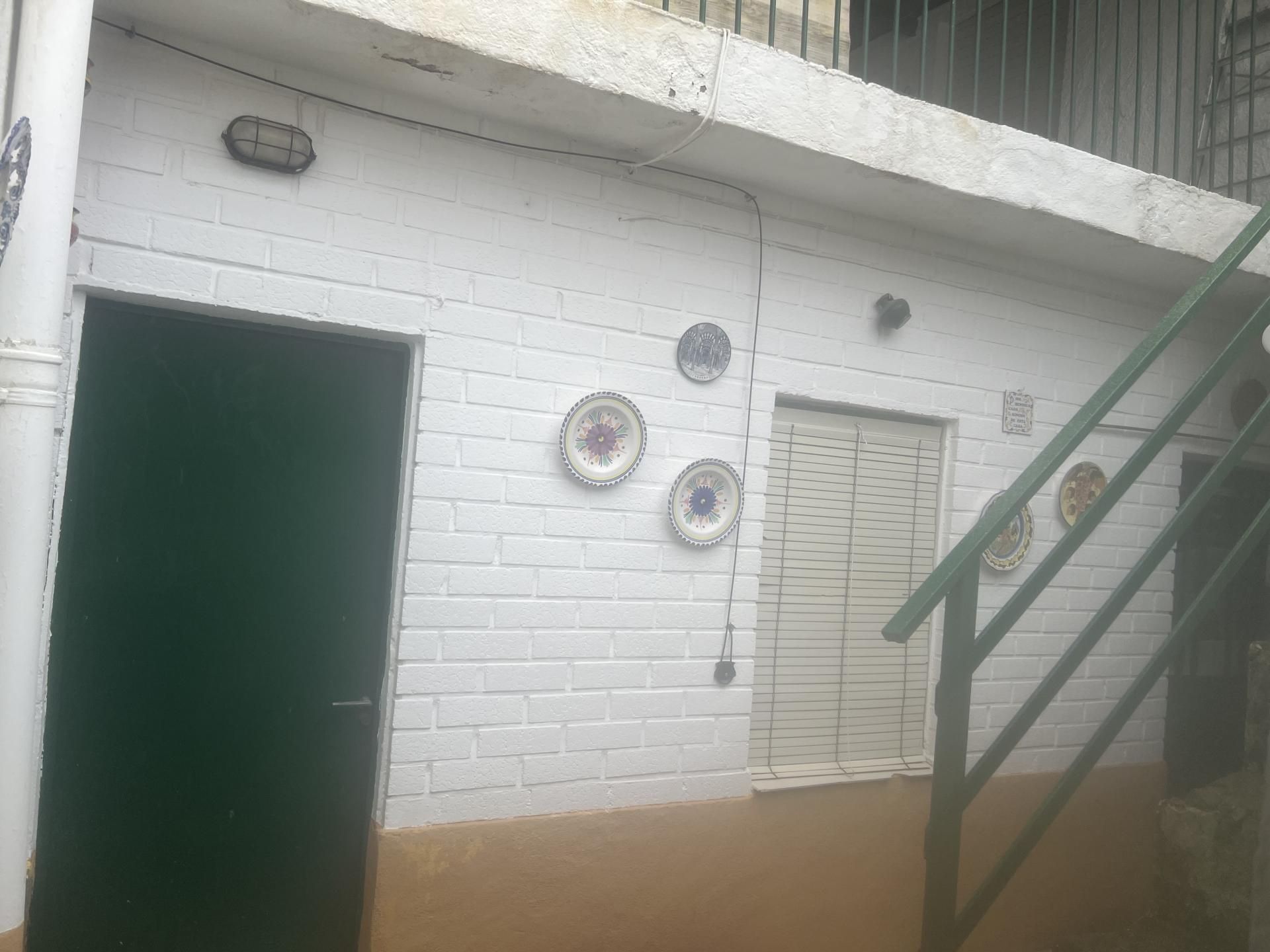 Vista exterior de Casa adosada en venda en Fuensalida amb Terrassa i Balcó