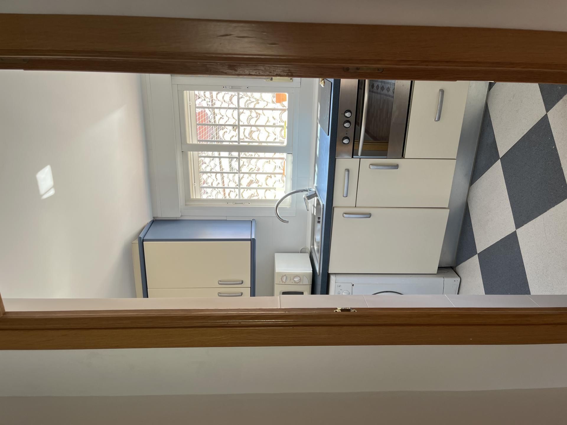 Cuina de Apartament de lloguer en  Madrid Capital amb Aire condicionat