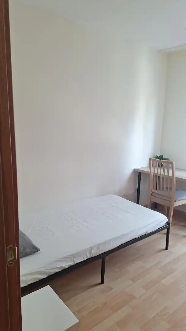 Zimmer in Calle Cipriano Pedrosa, 1, Sama Schlafzimmer von Wohnung zur untervermieten in Langreo mit Parkett, Terrasse und Abstellraum