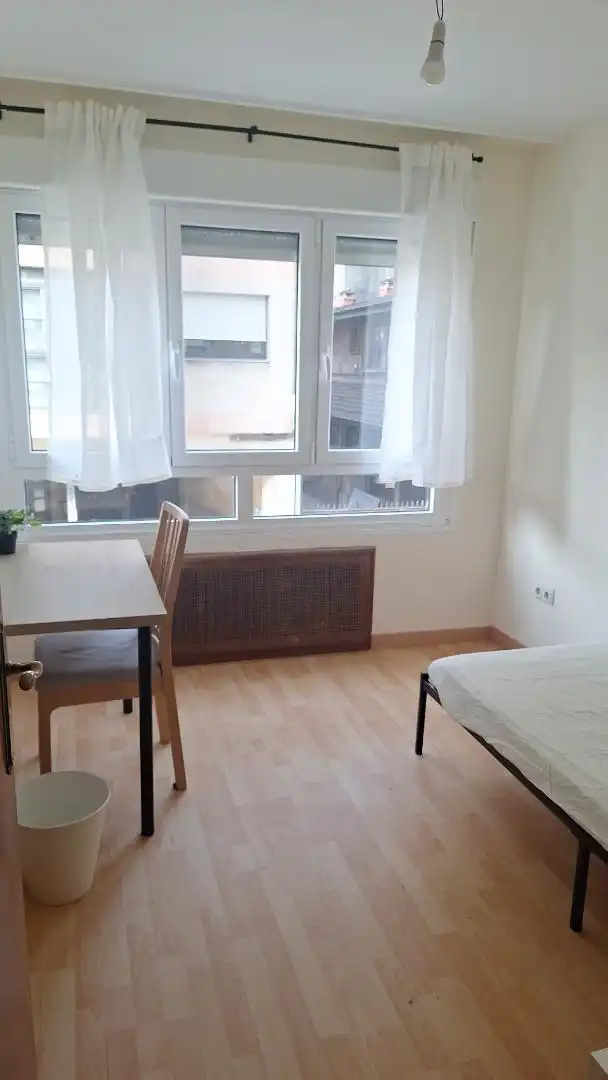 Zimmer in Calle Cipriano Pedrosa, 1, Sama Schlafzimmer von Wohnung zur untervermieten in Langreo mit Parkett, Terrasse und Abstellraum