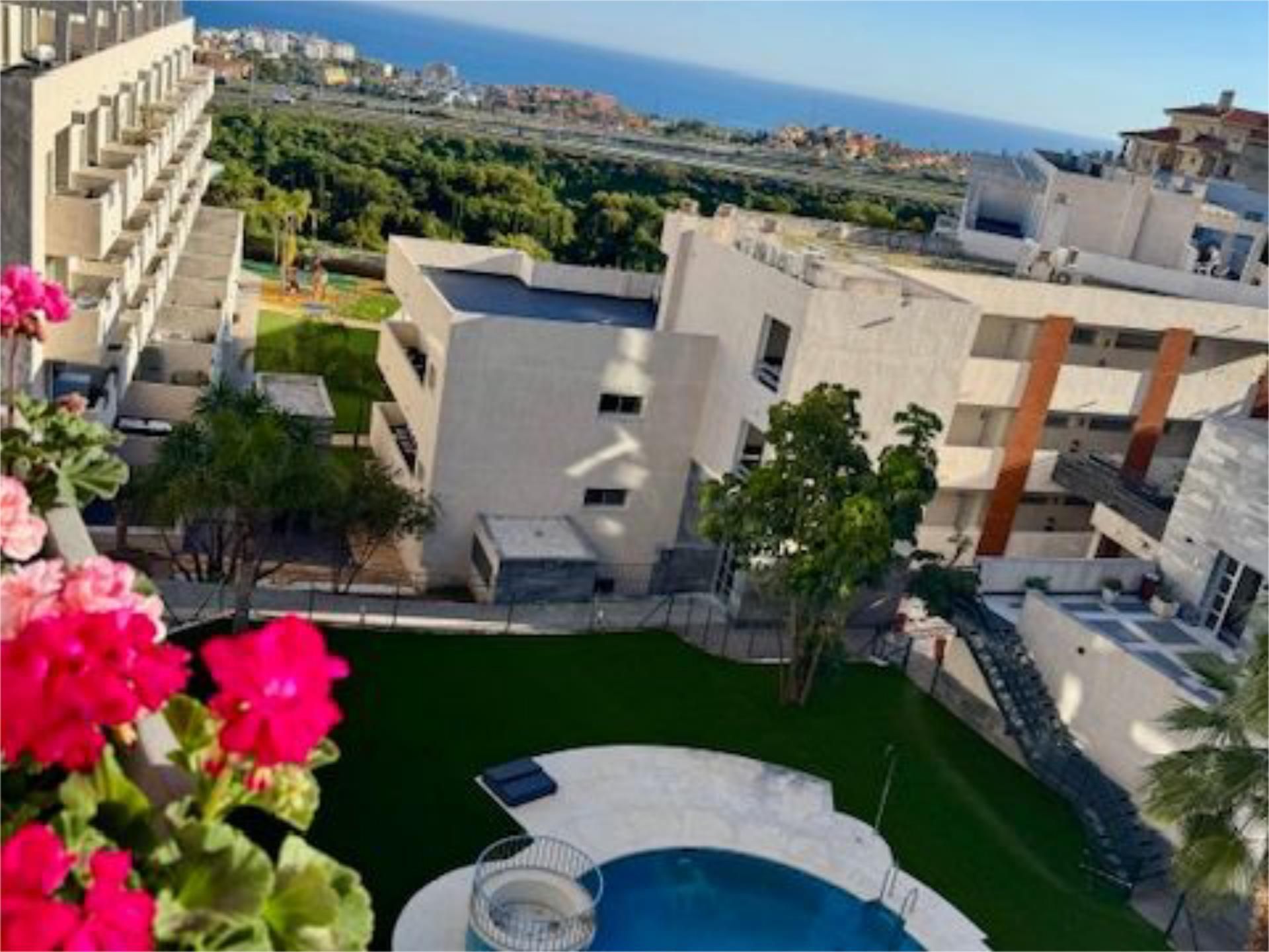 Vista exterior de Dúplex en venda en Mijas amb Aire condicionat, Terrassa i Piscina